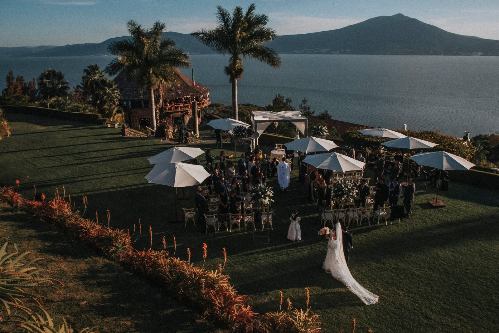 Ceremonia de boda en el jardín principal de Monte Coxala, junto a La Palapa, con el lago de Chapala al fondo