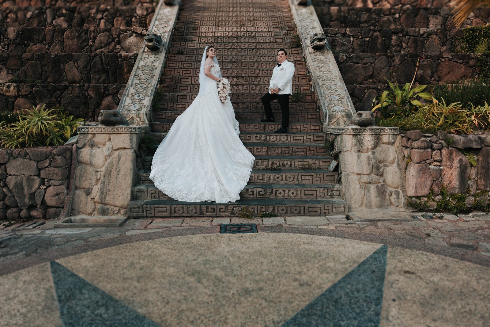 Novia sobre las escalinatas de piedra de influencia maya en Monte Coxala
