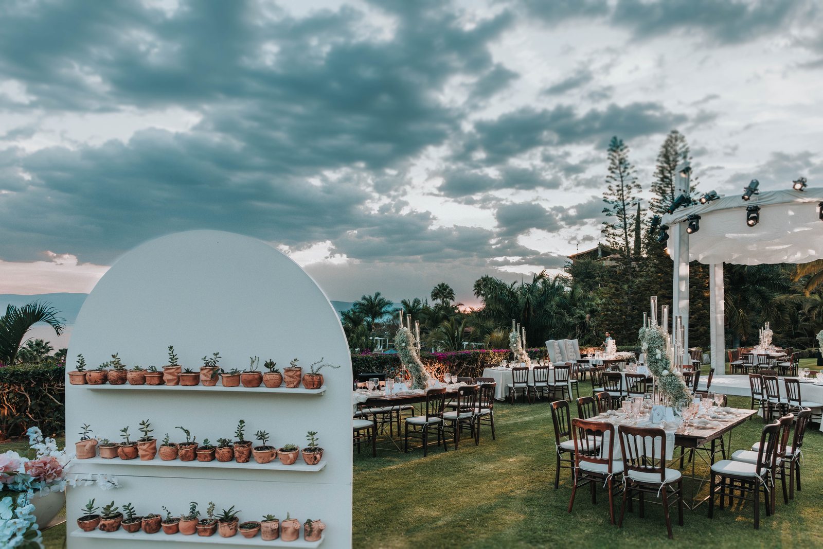 Montaje de la cena de boda en Monte Coxala con el lago de Chapala al fondo al atardecer