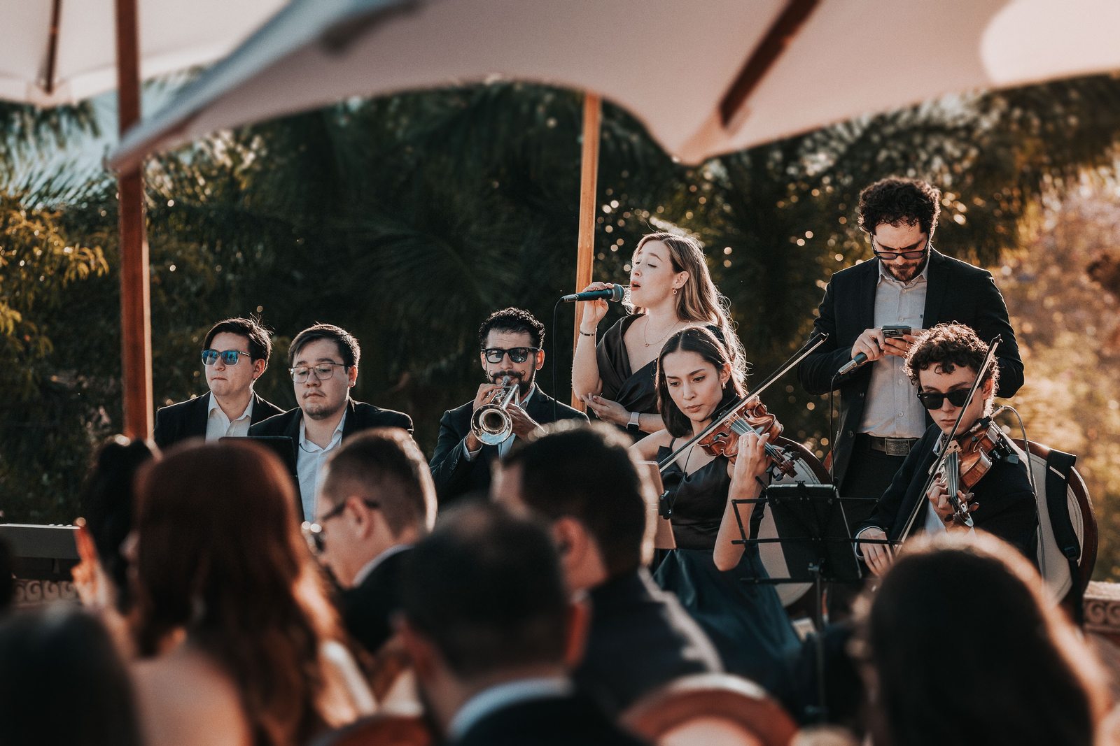 Grupo de música en vivo tocando durante una boda en Monte Coxala