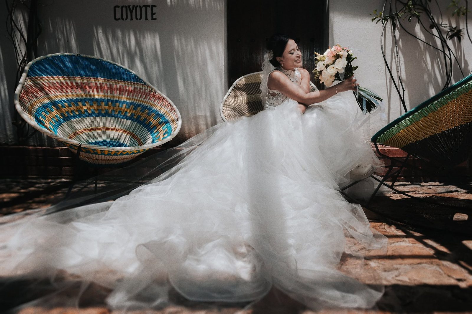 Novia riendo con su ramo de flores, fotografía documental de bodas Guadalajara