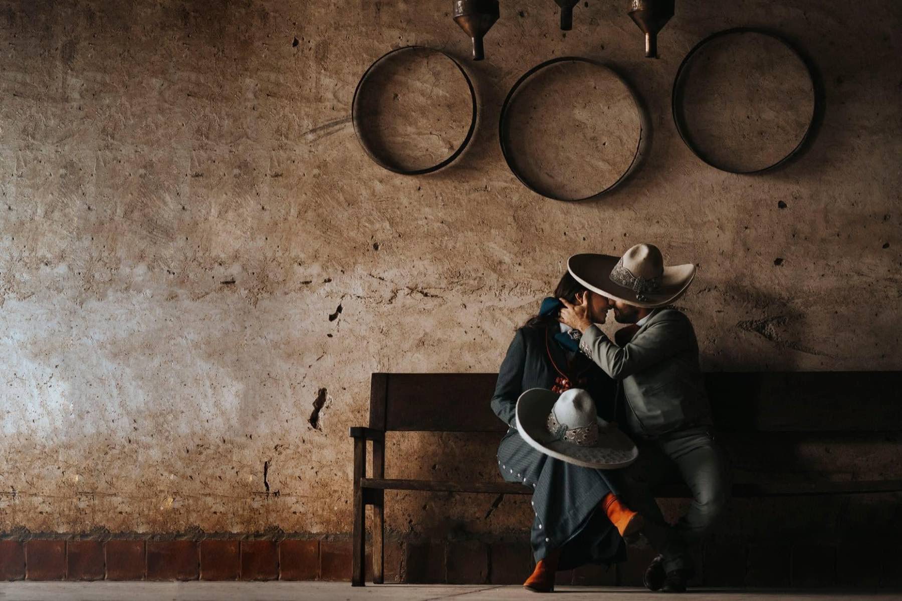 Couple en tenue traditionnelle charra, photographie documentaire de mariage Mexique
