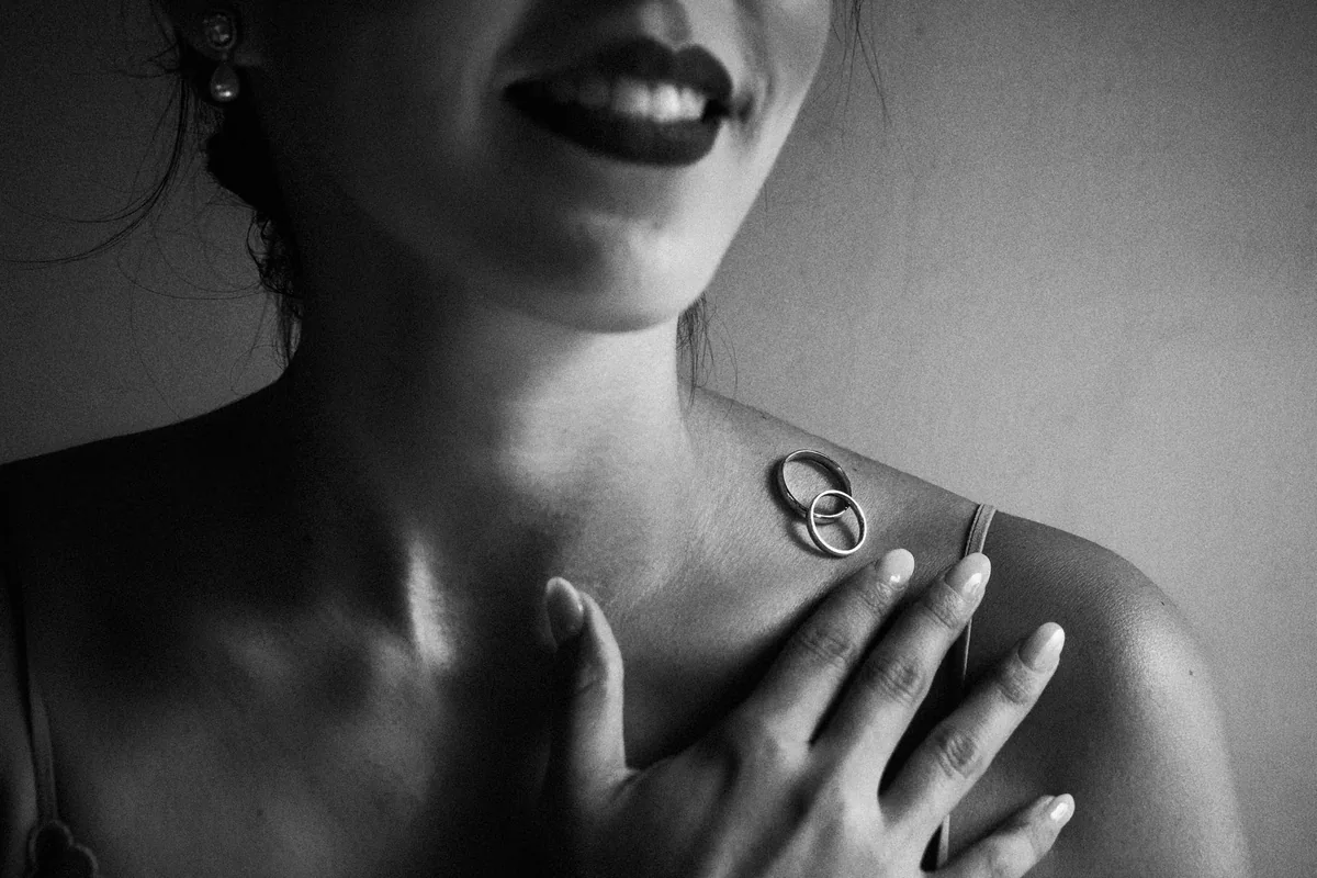 Detalle en blanco y negro de la novia con los anillos sobre el hombro — ejemplo del paquete de presets Blanco y Negro
