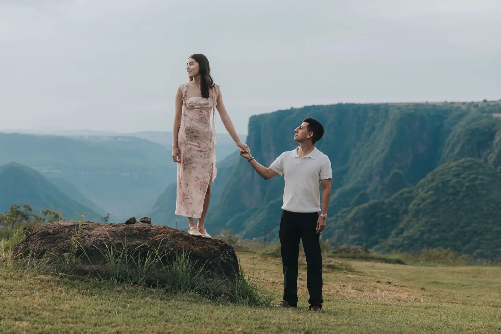 Sesión de pareja en un mirador sobre una barranca, editada con el Pack GOT