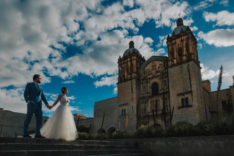 Novios frente al templo de Santo Domingo en Oaxaca al amanecer