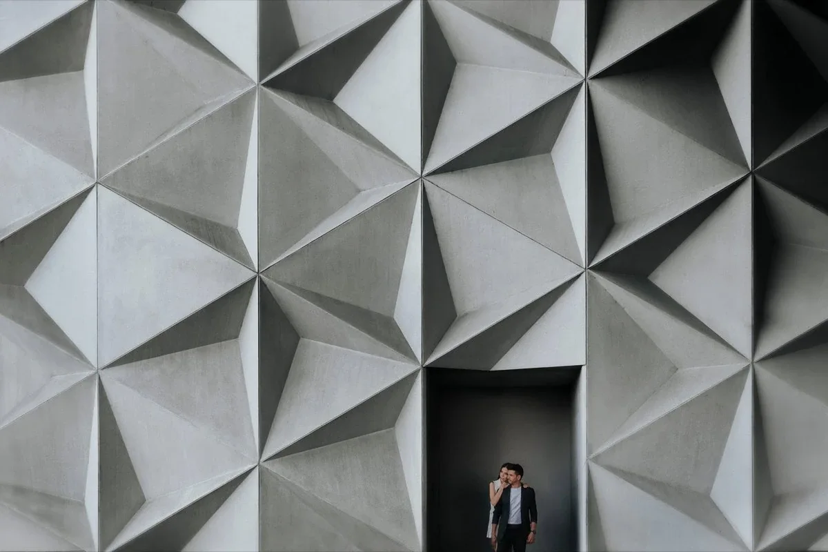 Séance pré-mariage documentaire, architecture en béton — photographe de mariage Mexique