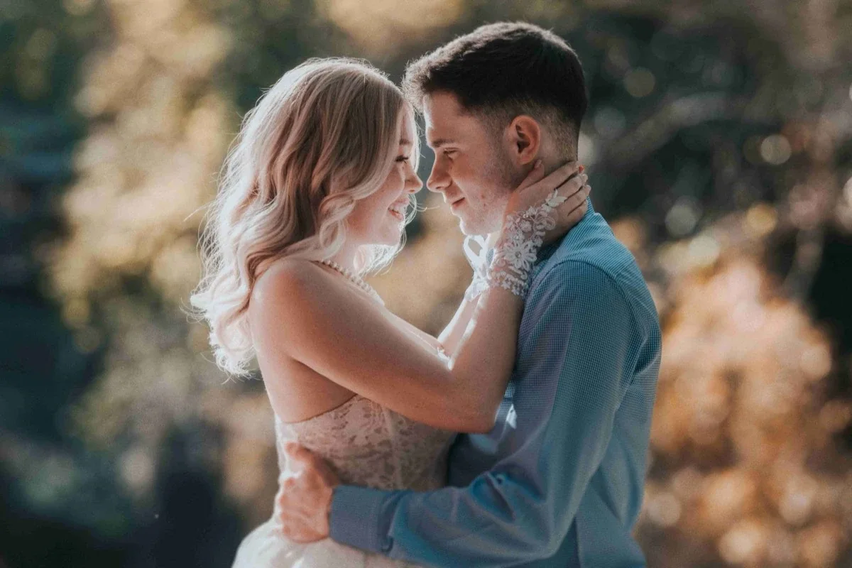 Pareja de novios en hora dorada, luz cálida de atardecer — ejemplo de fotos de pareja bien planeadas